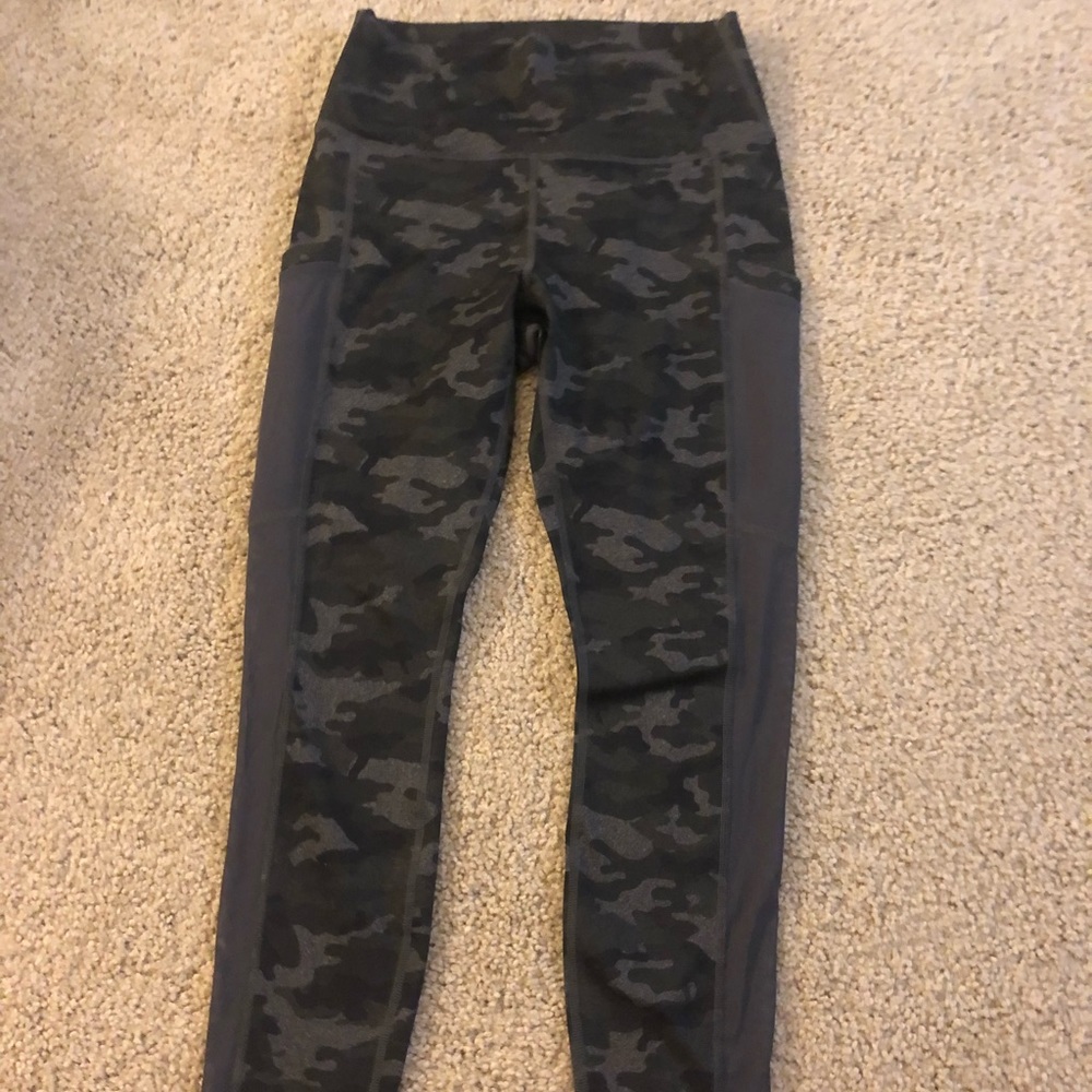 Fabletics camo set. Leggings and sports bra